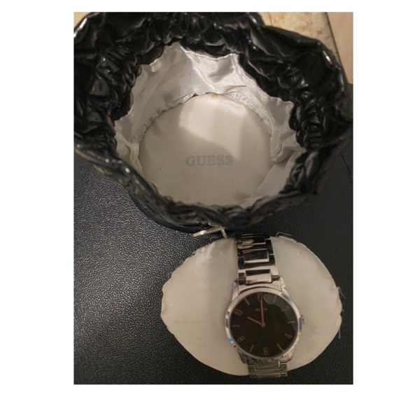 ‘Pre-Owned Men’s Guess Watch’⌚️ - Picture 4 of 9